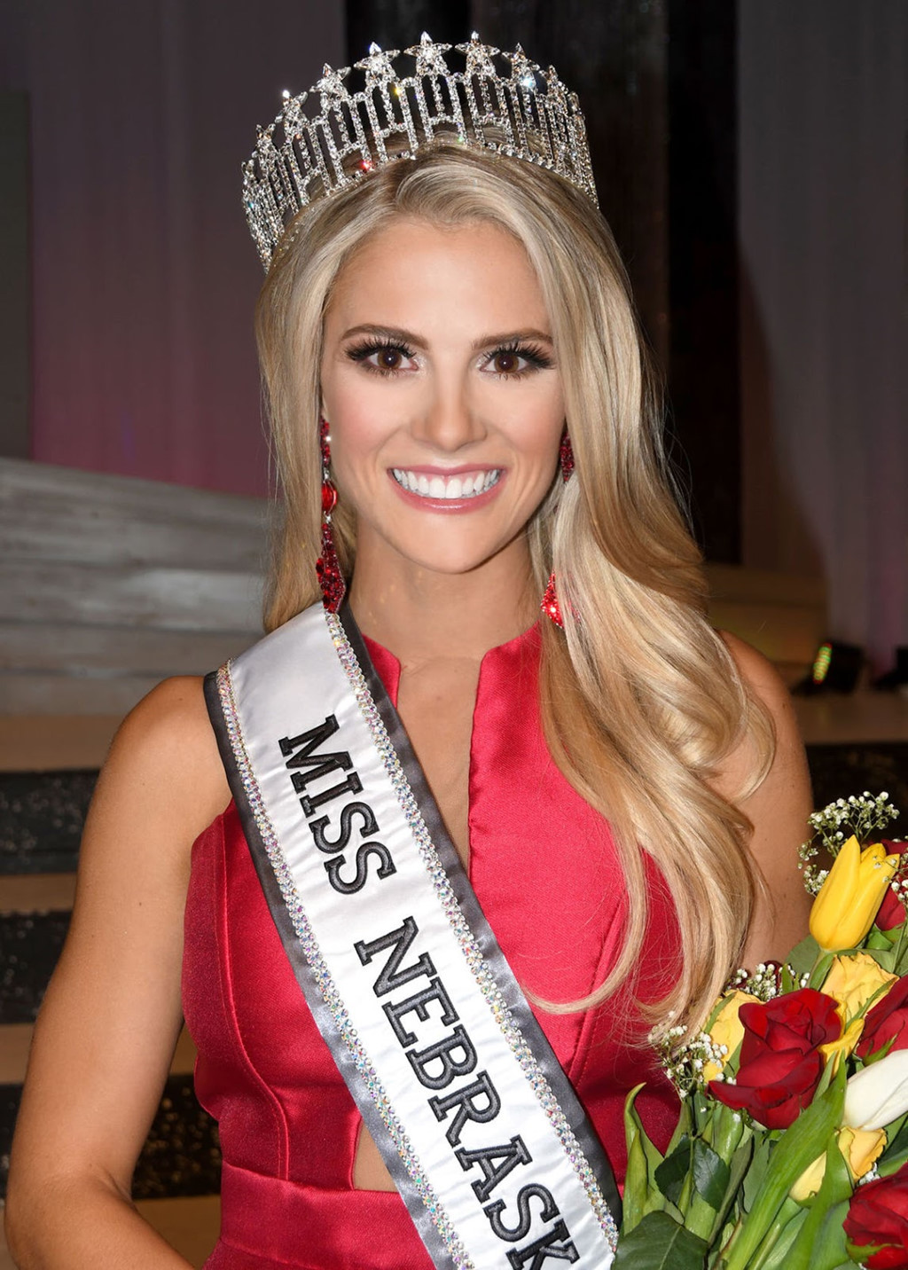 Chung kết Hoa hậu Mỹ (Miss USA) vừa kết thúc cách đây ít giờ. Người đẹp Sarah Rose Summers đến từ bang Nebraska đăng quang ngôi vị cao nhất. Đây là lần đầu tiên trong lịch sử 67 năm của cuộc thi, một đại diện bang Nebraska giành được vương miện cao quý.