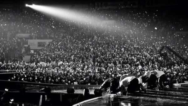 … hay thậm chí là quỳ gối cảm ơn fan