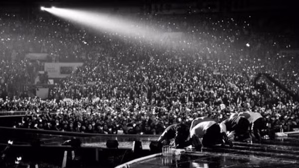 … hay thậm chí là quỳ gối cảm ơn fan