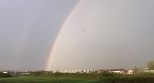 Xôn xao vì vật thể lạ văng ra từ cầu vồng.