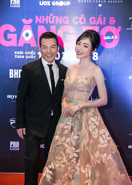 Tại sự kiện, Trần Bảo Sơn vui vẻ sánh đôi cùng nữ diễn viên gợi cảm Elly Trần.