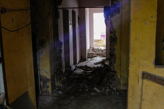 Công trình phá dỡ dang dở khiến chung cư hoang tàn, đổ nát.