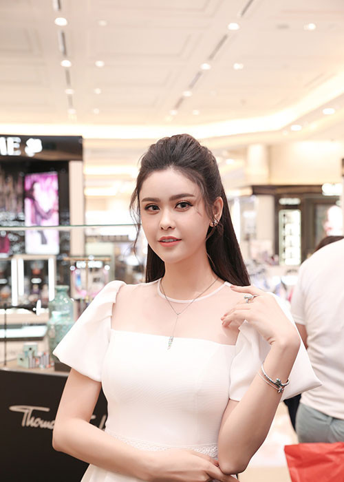 Xuất hiện tại một sự kiện mới đây, Trương Quỳnh Anh thu hút sự chú ý bởi vẻ đẹp tinh khôi.