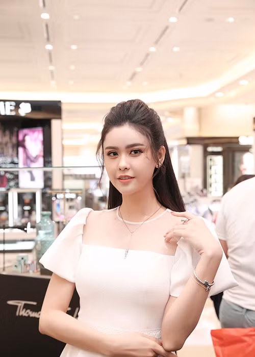 Xuất hiện tại một sự kiện mới đây, Trương Quỳnh Anh thu hút sự chú ý bởi vẻ đẹp tinh khôi.