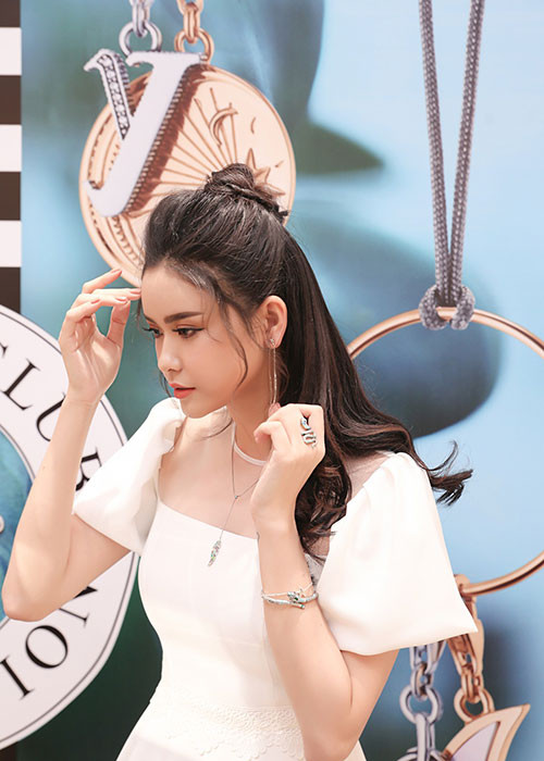 Trong khi Bình Minh lên tiếng phân trần, hình ảnh thân mật của cả hai chỉ là ảnh hậu trường phim, Trương Quỳnh Anh lại chọn cách giữ im lặng.