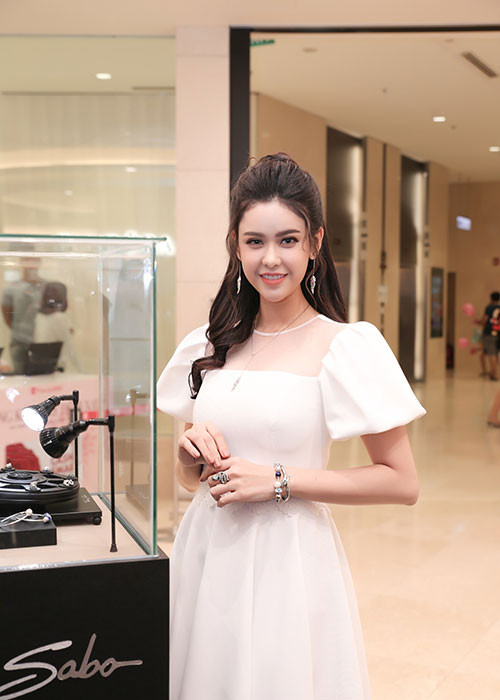 Cô diện chiếc đầm trắng với thiết kế tay phồng tinh tế.