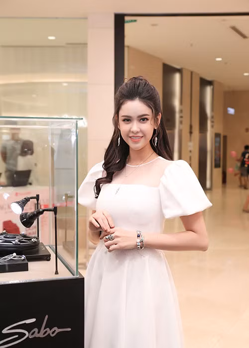 Cô diện chiếc đầm trắng với thiết kế tay phồng tinh tế.