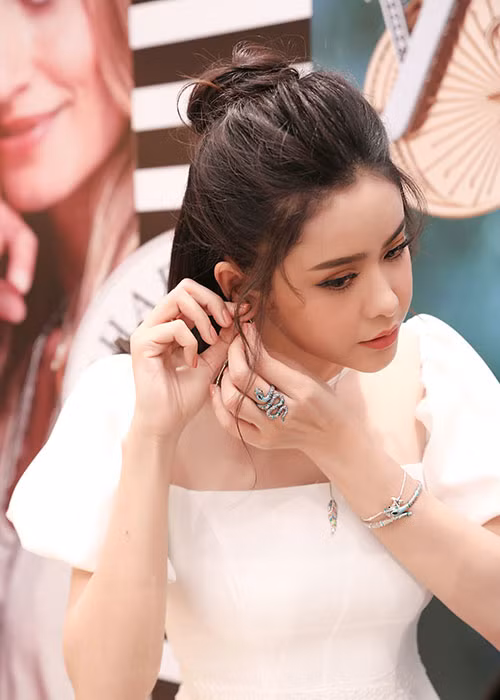 Trước đó nữ diễn viên, ca sĩ vướng nghi vấn "phim giả tình thật" với Bình Minh. Cả hai lộ ảnh thân mật quá giới hạn đồng nghiệp.