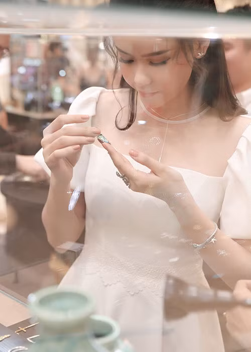 Sau loạt ồn ào tình cảm dường như Trương Quỳnh Anh đã tìm lại sự bình yên.