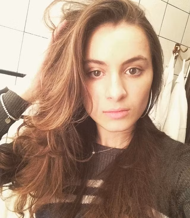 Lily hiện là một vũ công quyến rũ có tiếng và bước đầu lấn sân "mảnh đất" âm nhạc tại Anh.