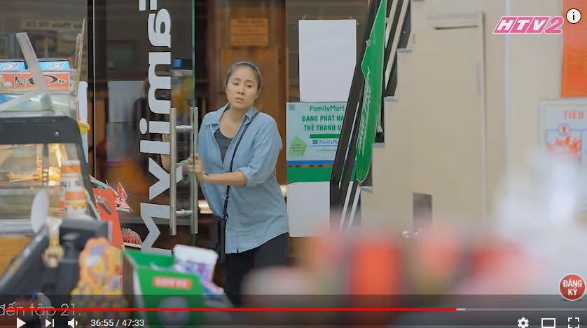 Không chỉ lồng ghép các loại đồ uống trong các bữa ăn, phim còn có cảnh quay thừa thãi. Nhân vật Hương nghe được câu chuyện của mẹ và Hân muốn vay tiền của cô để thuê căn hộ hạng sang, trong khi gia đình Hương sống trong căn nhà cũ nát, Hương đã buồn chán vào cửa hàng tiện lợi mua bia.