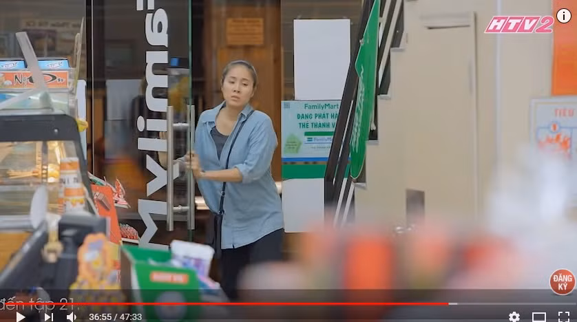 Không chỉ lồng ghép các loại đồ uống trong các bữa ăn, phim còn có cảnh quay thừa thãi. Nhân vật Hương nghe được câu chuyện của mẹ và Hân muốn vay tiền của cô để thuê căn hộ hạng sang, trong khi gia đình Hương sống trong căn nhà cũ nát, Hương đã buồn chán vào cửa hàng tiện lợi mua bia.