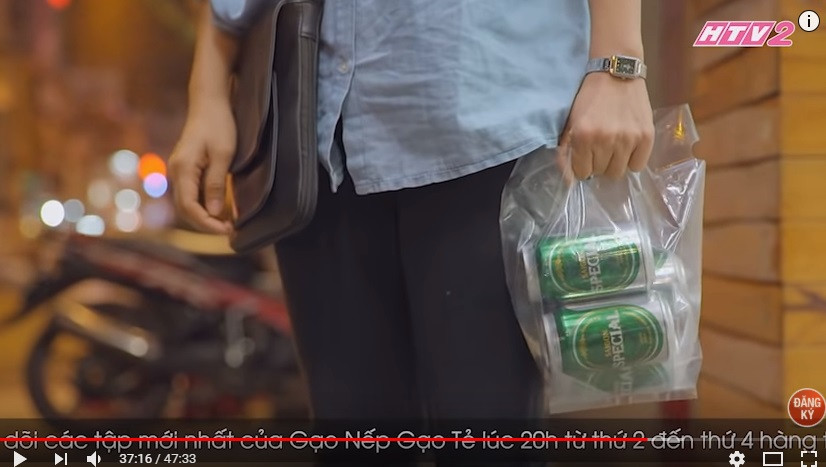 Cảnh quay nhấn vào túi bia diễn viên Lê Phương cầm trên tay. Trong khi đó, chỉ cần cảnh nhân vật Hương uống bia giải khuây là quá đủ.