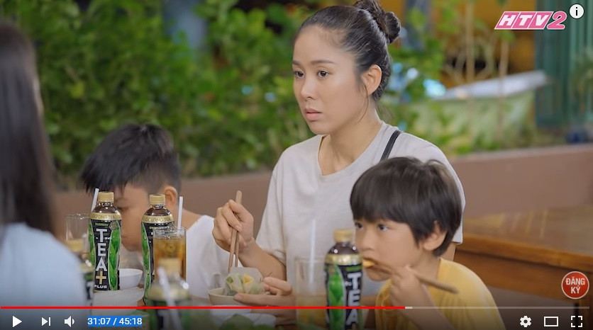 Trong tập 19, mẹ chồng và em chồng thết đãi gia đình Hương với mục đích muốn ở chung trong căn nhà mới cũng lồng ghép quảng cáo với hàng loạt chai nước.