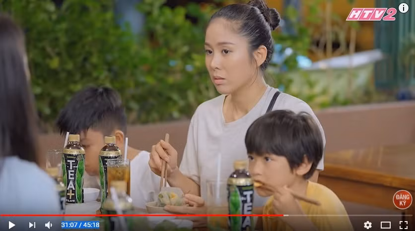 Trong tập 19, mẹ chồng và em chồng thết đãi gia đình Hương với mục đích muốn ở chung trong căn nhà mới cũng lồng ghép quảng cáo với hàng loạt chai nước.