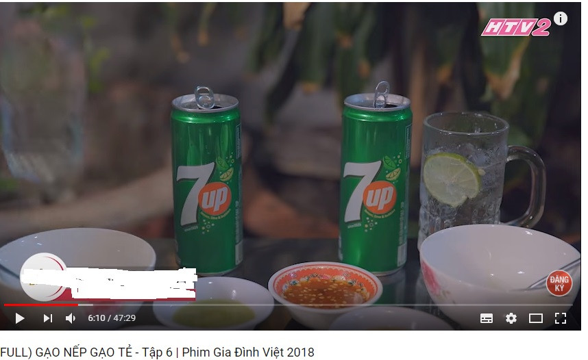 Không phủ nhận nội dung phim hấp dẫn, diễn viên diễn xuất đạt, nhưng "Gạo nếp gạo tẻ" lọt "sạn" khi lồng ghép quá nhiều quảng cáo cho một loạt thương hiệu. Đây là hình ảnh trong tập 6, cảnh cô em út Ngọc Minh đi "hẹn hò" cùng nhân vật Nhân.