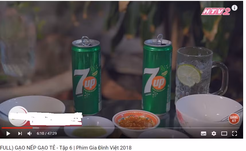 Không phủ nhận nội dung phim hấp dẫn, diễn viên diễn xuất đạt, nhưng "Gạo nếp gạo tẻ" lọt "sạn" khi lồng ghép quá nhiều quảng cáo cho một loạt thương hiệu. Đây là hình ảnh trong tập 6, cảnh cô em út Ngọc Minh đi "hẹn hò" cùng nhân vật Nhân.