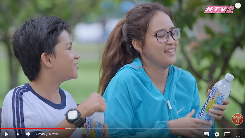 Cũng trong tập 6 phim "Gạo nếp gạo tẻ", các diễn viên mỗi người cầm một chai nước quay cận tên thương hiệu.