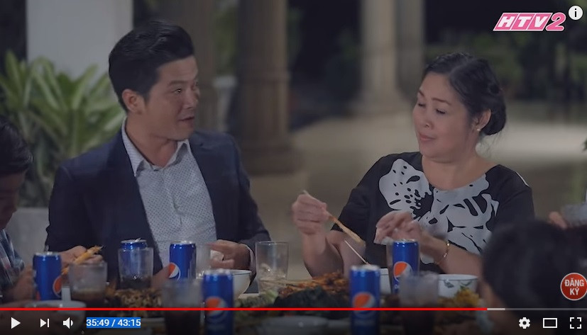 Đặc biệt, cảnh nhân vật Công mua đồ ăn ra oai với nhà vợ trong tập 20 cũng tràn ngập Pepsi trên bàn.