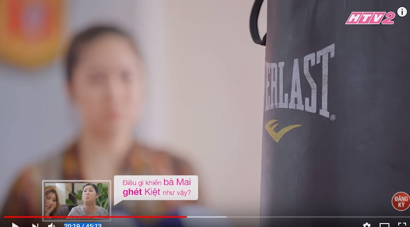 Thậm chí trong một cảnh quay, gương mặt của diễn viên được làm mờ để tôn hình ảnh thương hiệu cần quảng cáo.