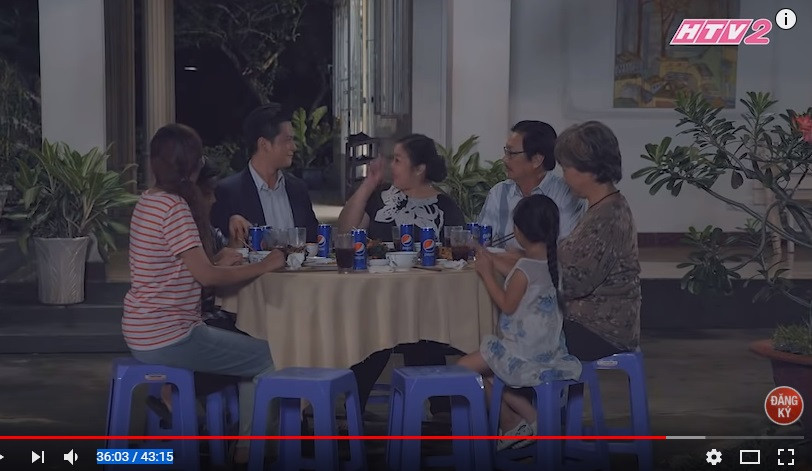 Hình ảnh quảng cáo trong "Gạo nếp gạo tẻ" mà khán giả có thể bắt gặp liên tục dù được "ngụy trang" khá khéo léo.