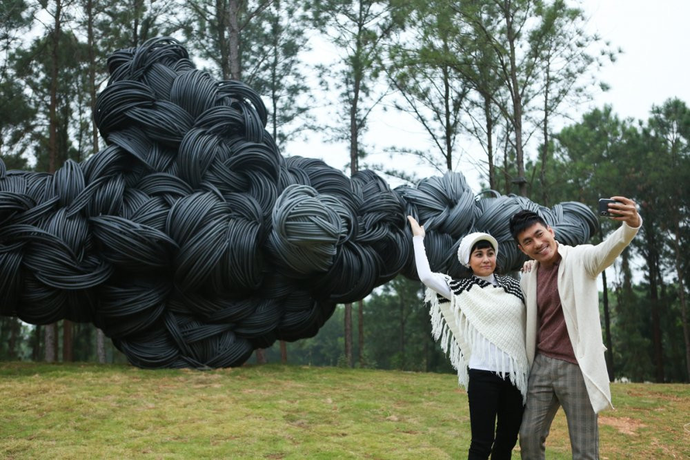 Kiều Minh Tuấn lý giải tình yêu anh dành cho Cát Phượng: "Tôi không biết chính xác điều gì ở cô ấy cuốn hút tôi, kiểu như một nửa của mình từ trên trời rơi xuống vậy".