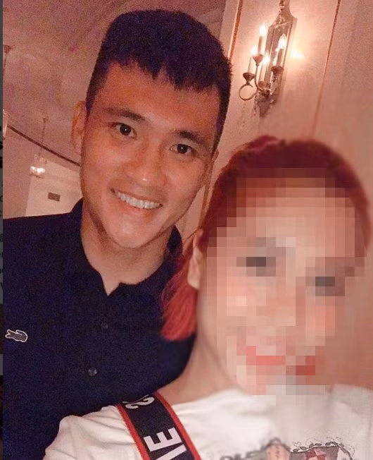 Công Vinh và Thủy Tiên đã đi uống trà với một người em thân thiết.