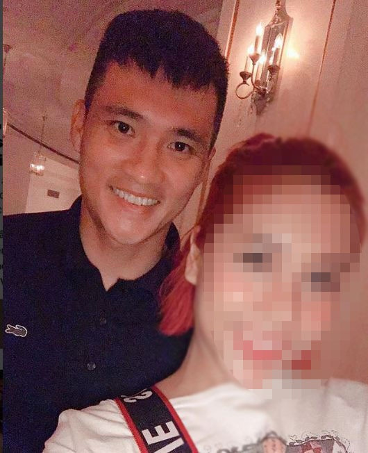 Công Vinh và Thủy Tiên đã đi uống trà với một người em thân thiết.