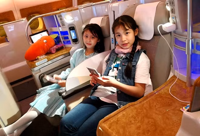 Những hình ảnh về buổi tiệc long trọng với những vị khách mời nổi tiếng trong căn biệt thự hạng sang của Triệu Vy mới đây được dư luận chú ý. Tất cả khách mời đều được cô điều chuyên cơ riêng đưa đón tới Pháp. Hai "Tiểu Hoa Đán" trong bữa tiệc được Triệu Vy dành sự quan tâm đặc biệt.