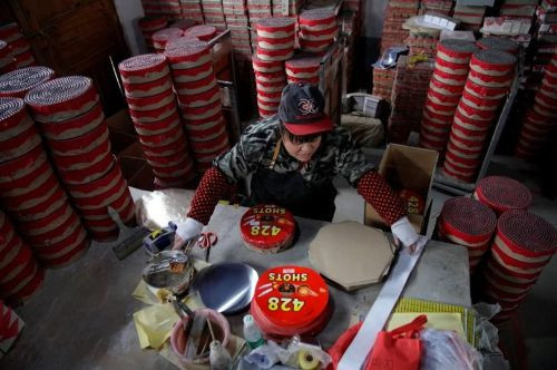 Công nhân trong xưởng chế tạo pháo hoa. Ảnh: Reuters.