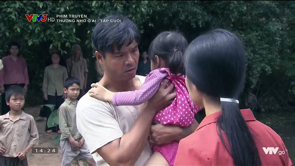 Cảnh Hạnh mang con gái về nhận bố trong phim. Ảnh: FB