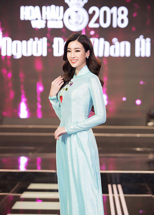 Cùng xuất hiện tại chương trình Người đẹp nhân ái trong khuôn khổ cuộc thi Hoa hậu Việt Nam nhưng sau 2 năm, vị trí của Đỗ Mỹ Linh đã khác.