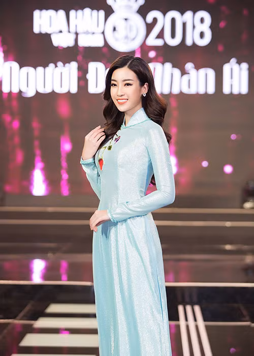 Cùng xuất hiện tại chương trình Người đẹp nhân ái trong khuôn khổ cuộc thi Hoa hậu Việt Nam nhưng sau 2 năm, vị trí của Đỗ Mỹ Linh đã khác.