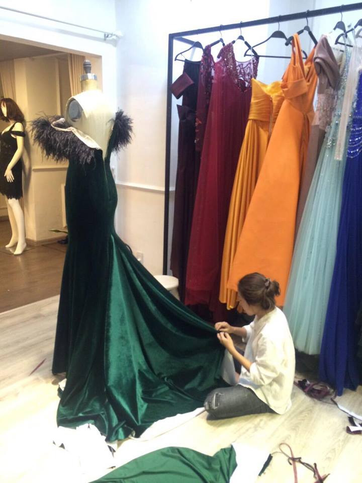 Mới đây nhất, Lý Nhã Kỳ chia sẻ hình ảnh ê-kíp đang miệt mài hoàn thiện những chiếc đầm để cô tham dự Cannes 2018. Ảnh: FB
