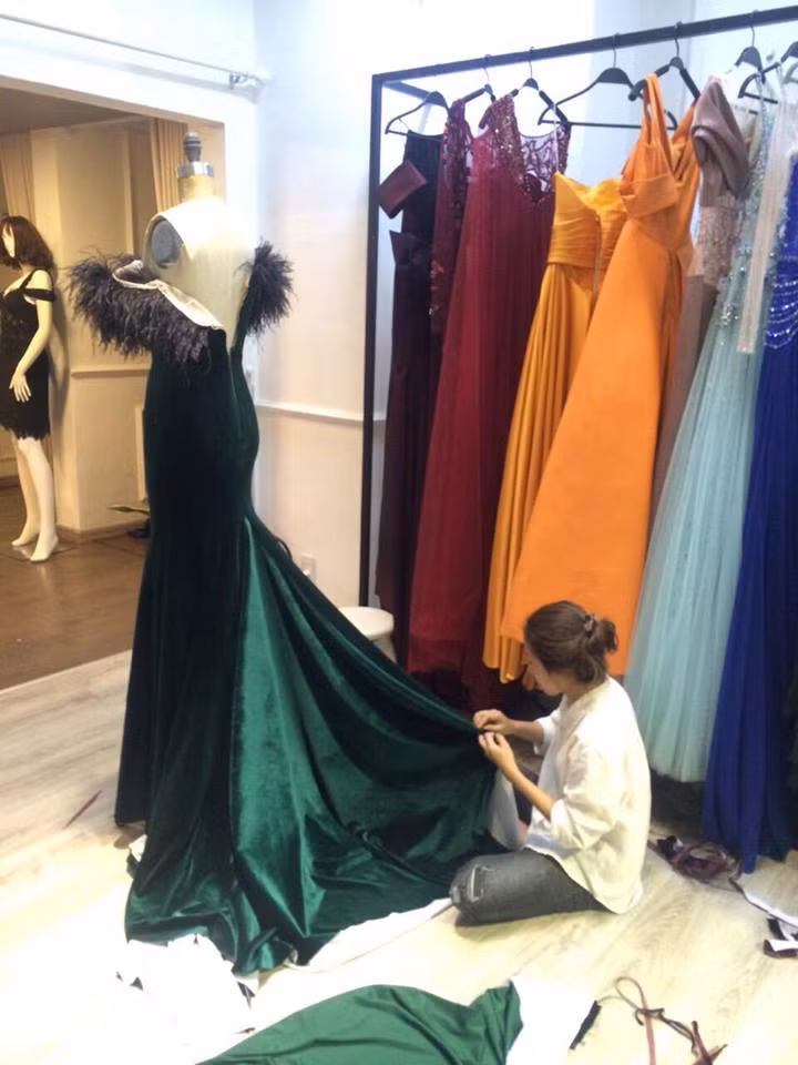 Mới đây nhất, Lý Nhã Kỳ chia sẻ hình ảnh ê-kíp đang miệt mài hoàn thiện những chiếc đầm để cô tham dự Cannes 2018. Ảnh: FB