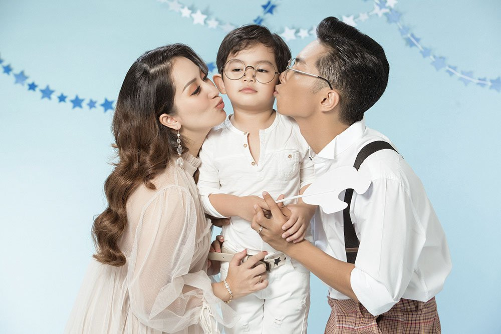 Bé Kubi Minh Cường hiện gần 3 tuổi khoe vẻ lém lỉnh trong bộ ảnh cùng bố mẹ.