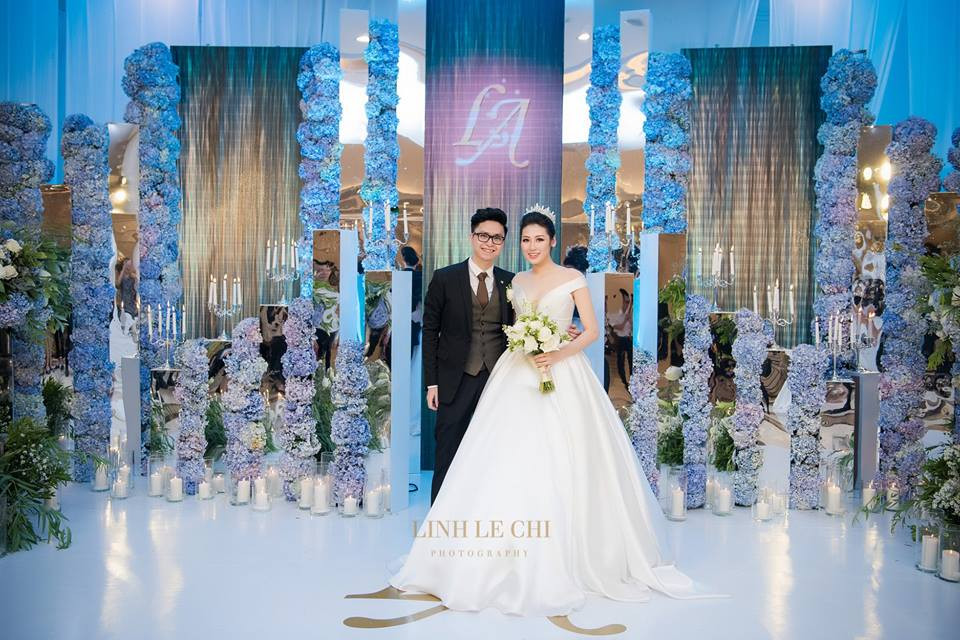 Sau lễ đón dâu chiều 21/7, tối cùng ngày tiệc cưới của Á hậu Tú Anh được tổ chức trong không gian sang trọng, vô cùng lãng mạn.