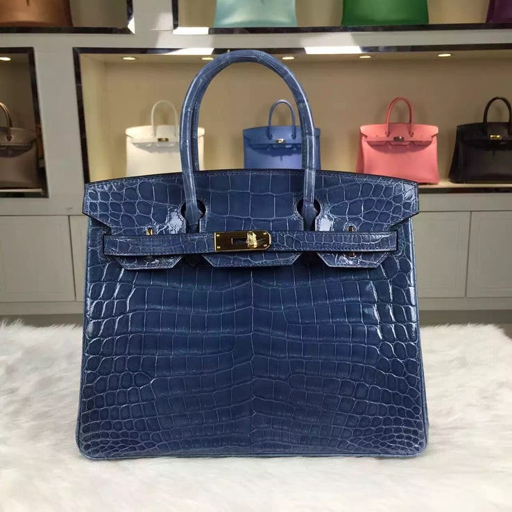  Túi navy blue crocodile skin Birkin 3,75 tỷ đồng: Chiếc túi bằng da cá sấu có màu xanh da trời và với phụ kiện vàng nạm kim cương 18K. Trong một phiên đấu giá, một nhà sưu tập giấu tên đã bỏ ra 125.000 bảng Anh để sở hữu nó.