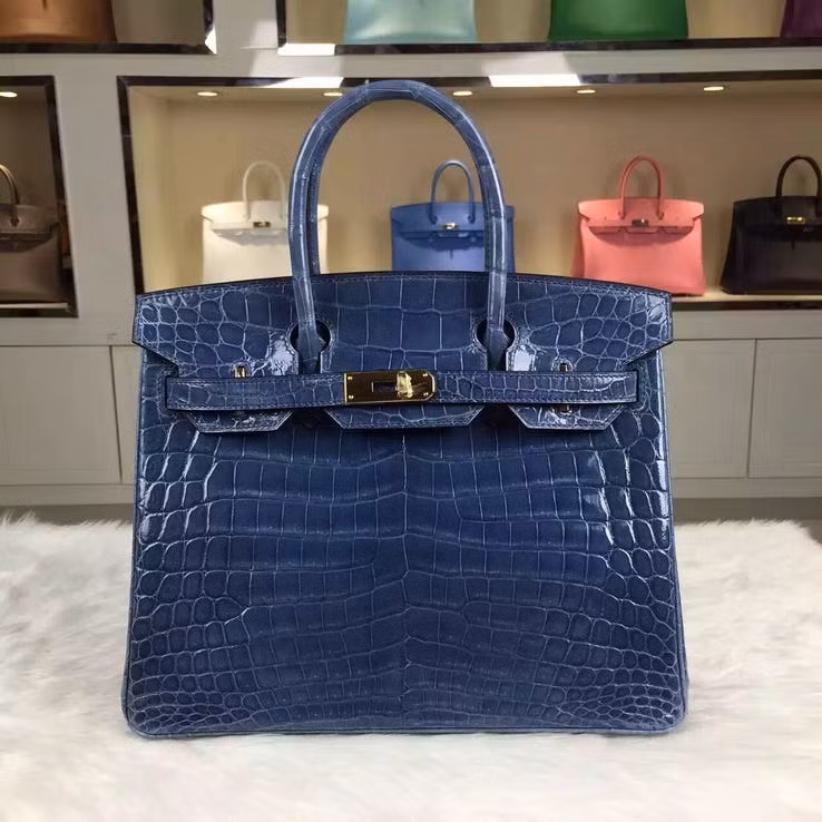  Túi navy blue crocodile skin Birkin 3,75 tỷ đồng: Chiếc túi bằng da cá sấu có màu xanh da trời và với phụ kiện vàng nạm kim cương 18K. Trong một phiên đấu giá, một nhà sưu tập giấu tên đã bỏ ra 125.000 bảng Anh để sở hữu nó.