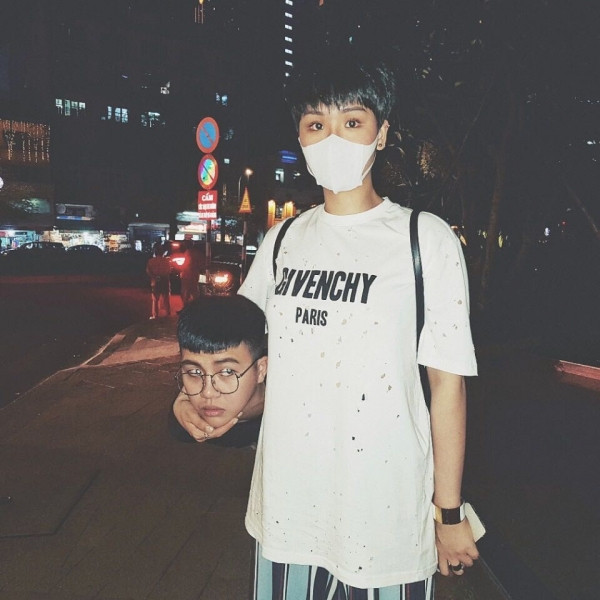 Duy Khánh, Miu Lê có lẽ là cặp bài trùng cập nhật phong cách này sớm nhất. Mới đây, trong bức ảnh được Duy Khánh đăng tải trên trang cá nhân, cộng đồng mạng vô cùng thích thú khi nhìn thấy… thủ cấp của anh đang nằm trên tay cô bạn thân, anh chàng còn đăng tải lời bình: ”Hai đứa đua đòi theo trào lưu BST mới của Gucci.” Có thể thấy, phong cách chụp ảnh này đã tạo ra sự thu hút đến nhường nào.