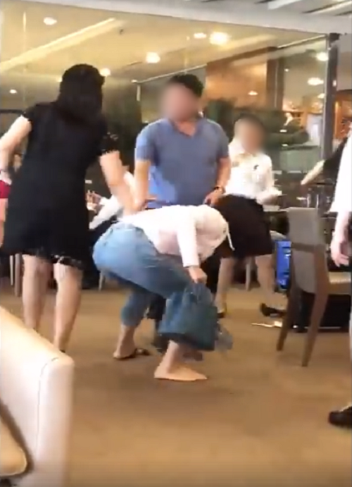 Vo danh ghen khi bat tai tran chong om hon bo nhi o san bay-Hinh-3