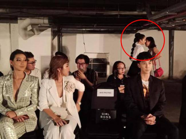 Sau khi phát hiện ra điều bất thường ở vị trí ghế ngồi, Nhã Phương đã di chuyển ra phía ngoài và nói chuyện với ê-kíp khá lâu.