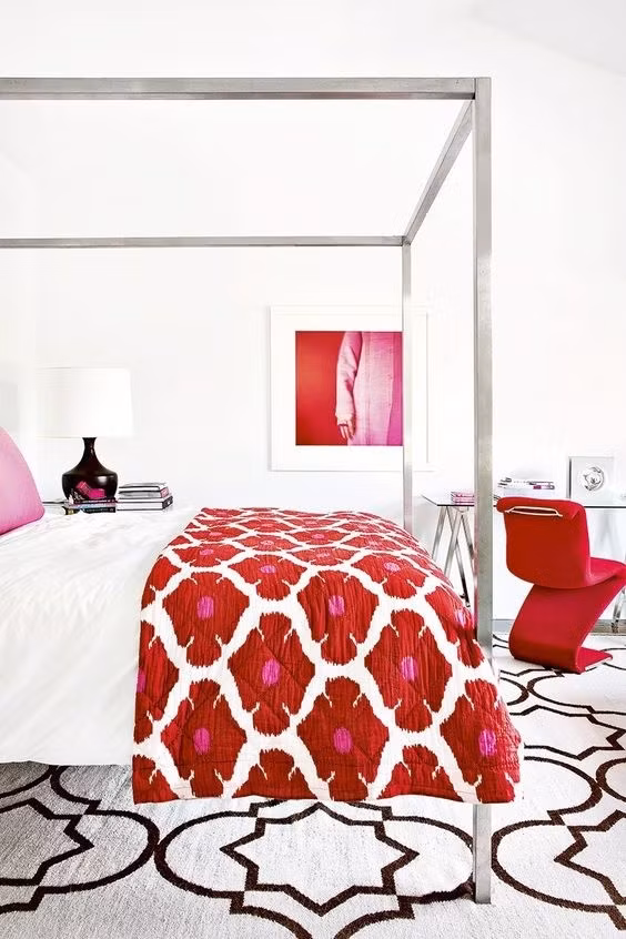 Lựa chọn nội thất màu đỏ cũng là ý kiến hay nếu bạn không đủ điều kiện để thiết kế lại toàn bộ phòng ngủ.