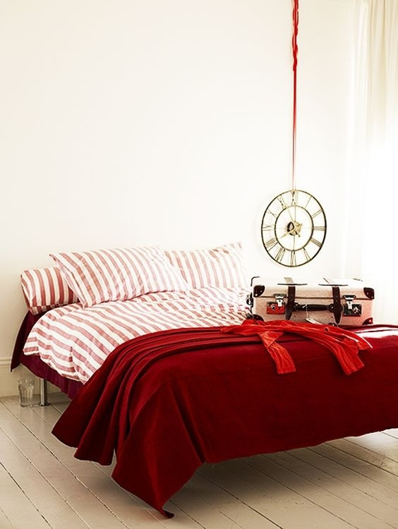 Đỏ đậm cũng là gam màu được nhiều chủ nhà lựa chọn cho phòng ngủ nhà mình.