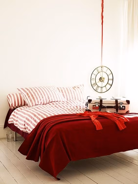 Đỏ đậm cũng là gam màu được nhiều chủ nhà lựa chọn cho phòng ngủ nhà mình.