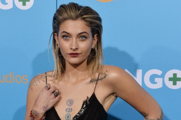 Con gái Michael Jackson hoảng loạn khi bị theo dõi, đe dọa bằng súng ngắn.