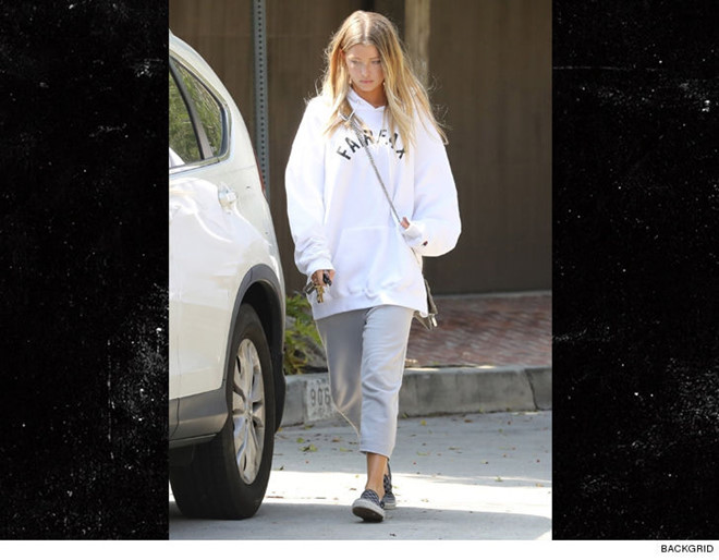 Hình ảnh Baskin Champion bước ra khỏi nhà của Justin Bieber vào sáng ngày 24/3 được báo chí ghi lại.