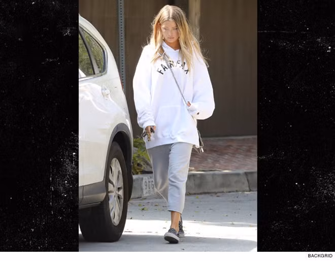 Hình ảnh Baskin Champion bước ra khỏi nhà của Justin Bieber vào sáng ngày 24/3 được báo chí ghi lại.