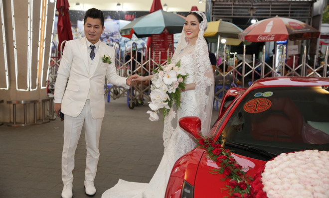 Tuấn Hưng mang siêu xe từ Hà Nội vào Sài Gòn để Lâm Vũ đón dâu.