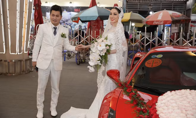 Tuấn Hưng mang siêu xe từ Hà Nội vào Sài Gòn để Lâm Vũ đón dâu.